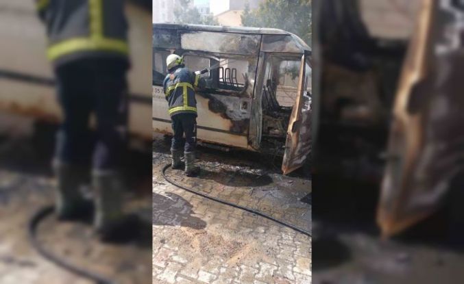 Nevşehir’de park halindeki minibüs alev alev yandı