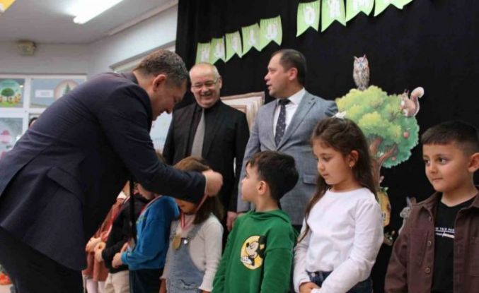 Ödemiş’te minik öğrencilere kitap kurdu madalyası