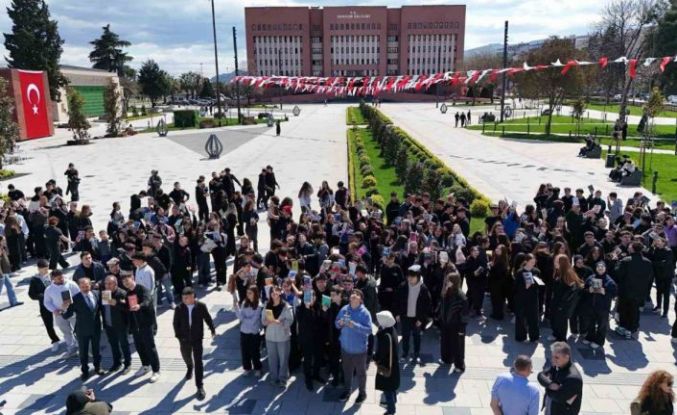 Öğrenciler, İstiklal Meydanı’nda kitap okudu