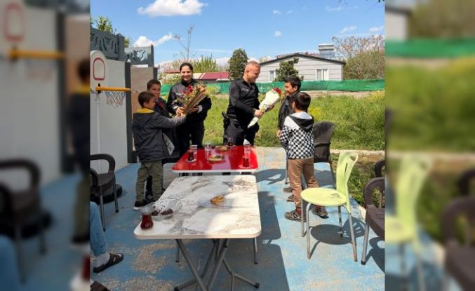 Osmaniye’de özel öğrencilerden polislere çiçekli sürpriz
