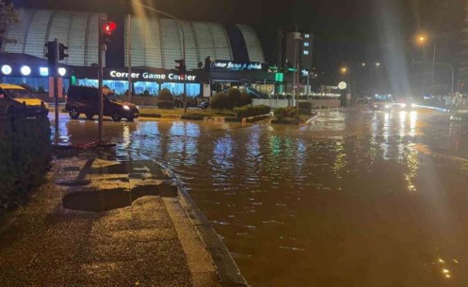 Osmaniye’de sağanak yağış hayatı olumsuz etkiledi
