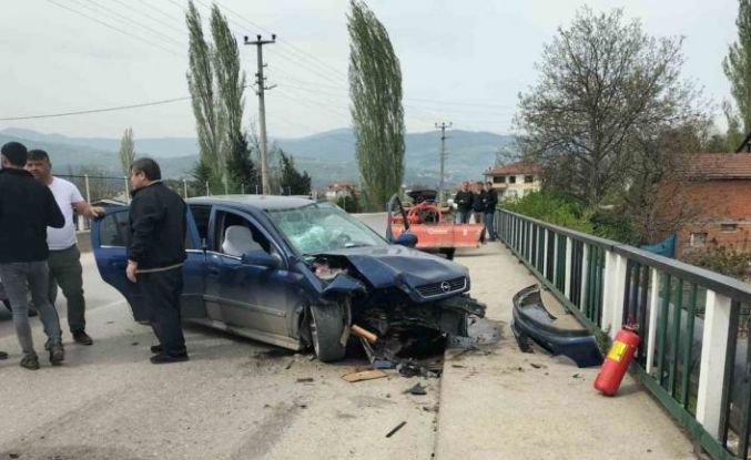 Otomobil ile traktör çarpıştı: 3 yaralı