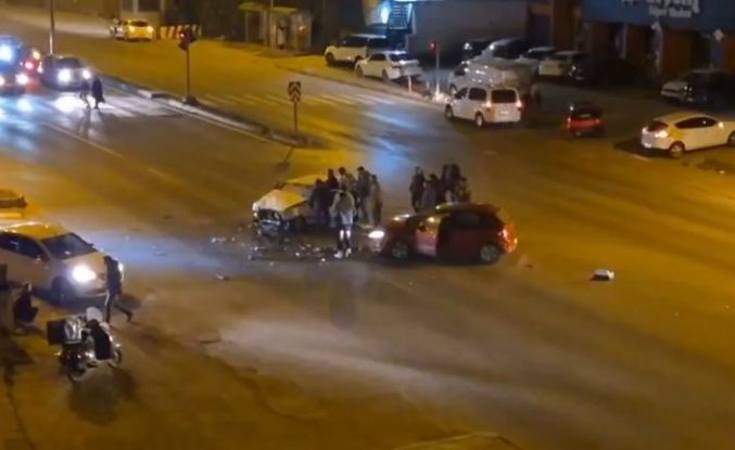 Otomobiller kafa kafaya çarpıştı; 2 yaralı