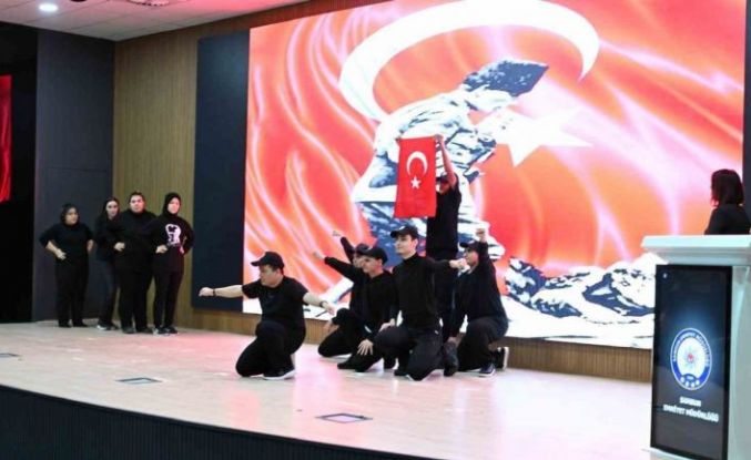 Özel öğrencilerden polislere anlamlı gösteri