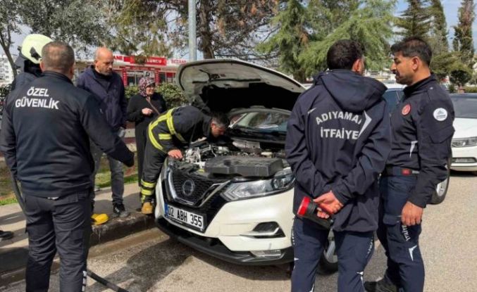 Park halindeki otomobilden yükselen duman korkuttu