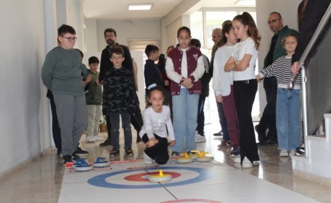 Polis çocukları floor curling turnuvasında yarıştı