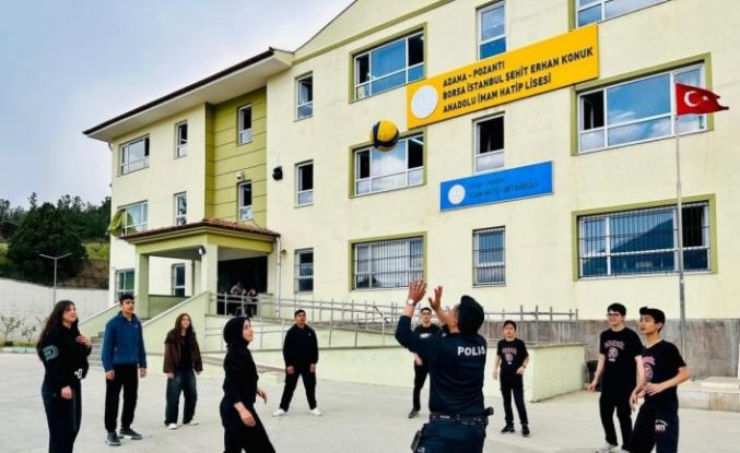 Polis, öğrencilerin voleybol heyecanına ortak oldu