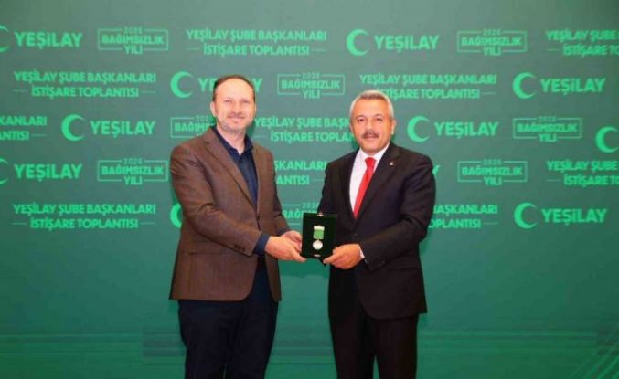 Rize Valisi Baydaş’a Yeşilay’dan ’Bağımsızlık Neferleri Üstün Hizmet Madalyası’