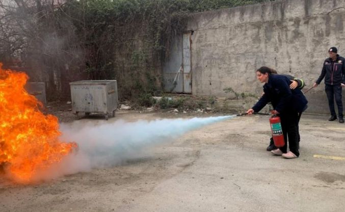 Sağlık çalışanlarına uygulamalı yangın eğitimi verildi