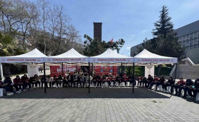 Sahil bandında kitap okudular