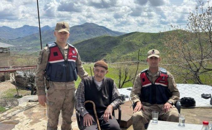 Sason’da jandarma köy okullarını gezdi, yaşlılarla buluştu