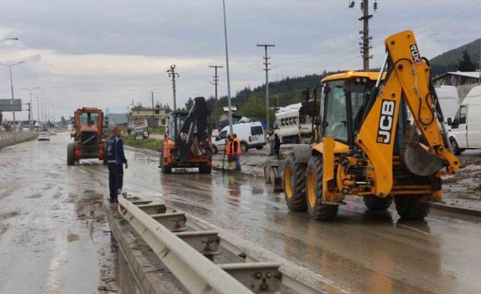 Selle birlikte araçları mahsur kaldığı karayolu ulaşıma açıldı