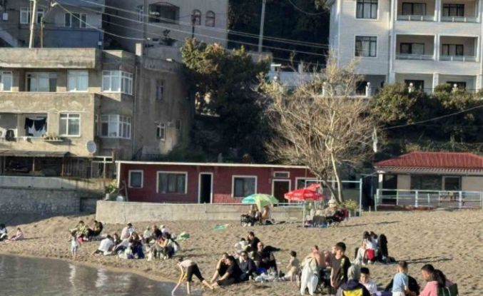 Sıcak havanın tadını sahilde değerlendirdiler