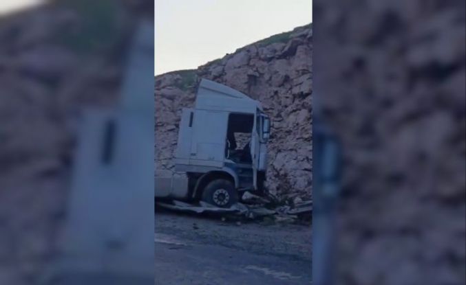 Siirt-Batman kara yolunda yoldan çıkan tır kaza yaptı: 1 yaralı