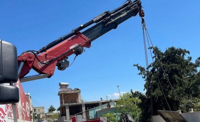 Siirt’te iş makinesi devrildi