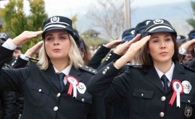 Şırnak’ta Polis Haftası etkinlikleri kapsamında şehitler anıtına karanfil bırakıldı