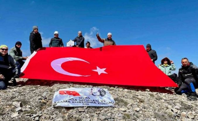 Sivaslı dağcılar 2 bin 211 metrede Türk bayrağı açtı