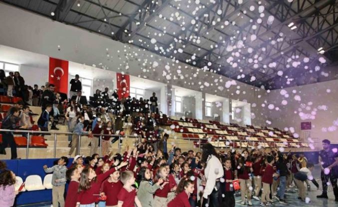 Sivas’ta çocuklar halk oyunlarıyla buluştu