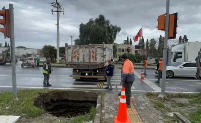 Söke’de Bağarası Kavşağında obruk paniğe paniğe yol açtı