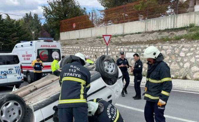 Takla atan otomobildeki 2 kişi yaralandı