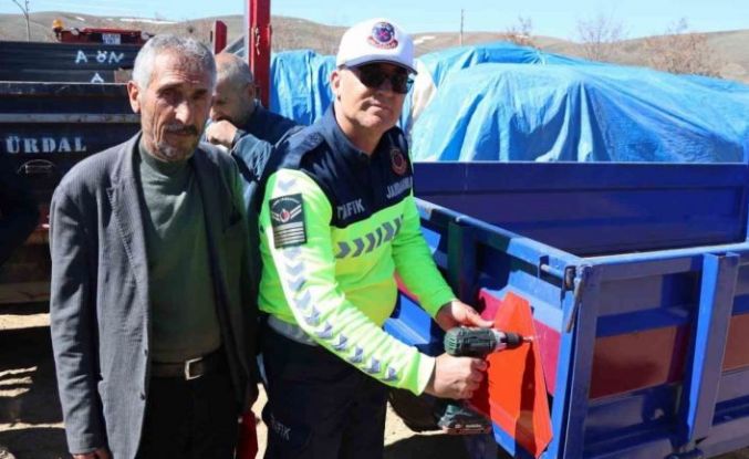 Tarla bahçe sezonu başlarken jandarmadan traktör kazalarına reflektörlü önlem