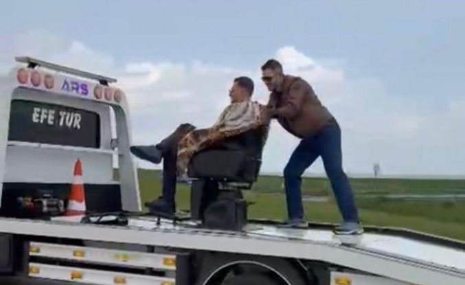 Tekirdağ’da görenler şaşırdı : Müşterisini çekici üzerinde traş etti