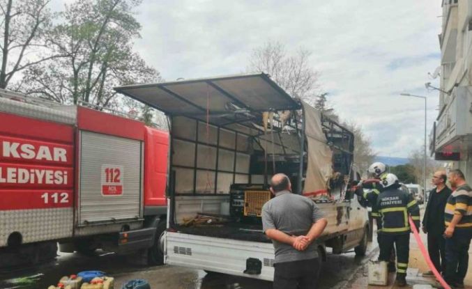 Tokat’ta jeneratörden çıkan kıvılcım aracı yaktı