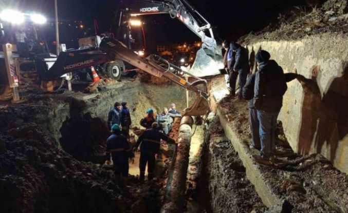 Toprak kayması su hattını vurdu