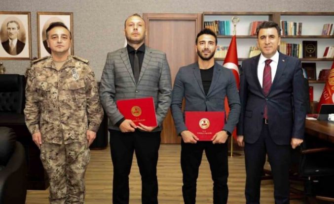 Tunceli’de boğulma tehlikesi geçiren çocuğu kurtaran polisler ödüllendirildi