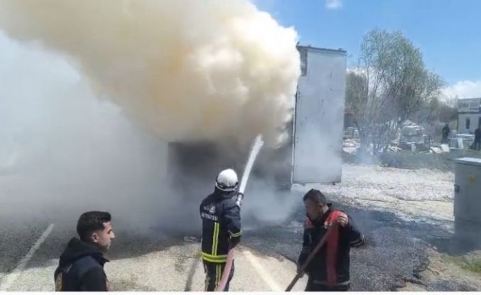 Van’da seyir halindeki tırın dorsesi yandı