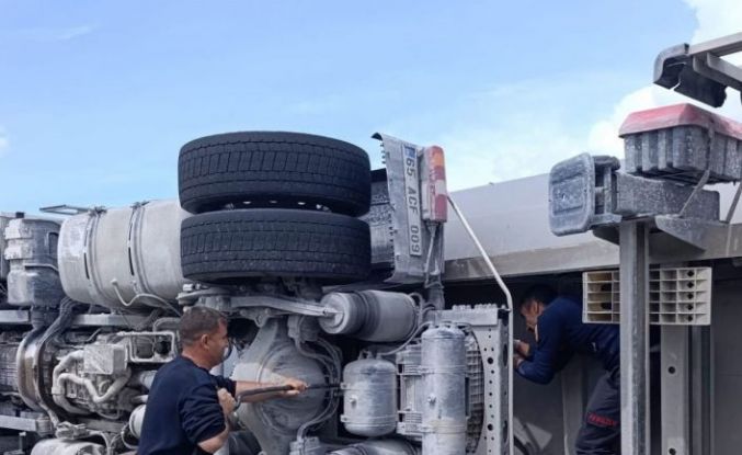 Van’da tır devrildi: 1 yaralı