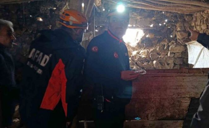 Van’daki depremde bir ahırın duvarı çöktü