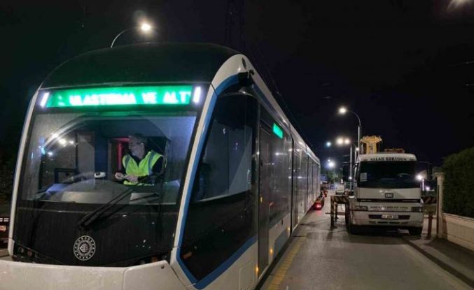 Yeni tramvayların sonuncusu raylara indirildi
