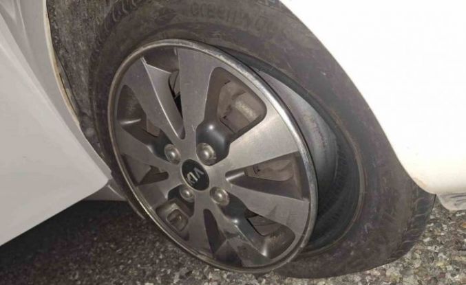 Yolda oluşan çukurlar kazalara davetiye çıkartıyor