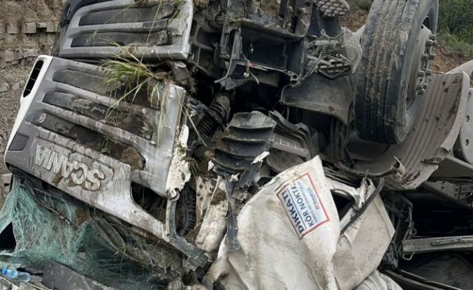 Yoldan çıkan tır hurdaya döndü: 1 yaralı