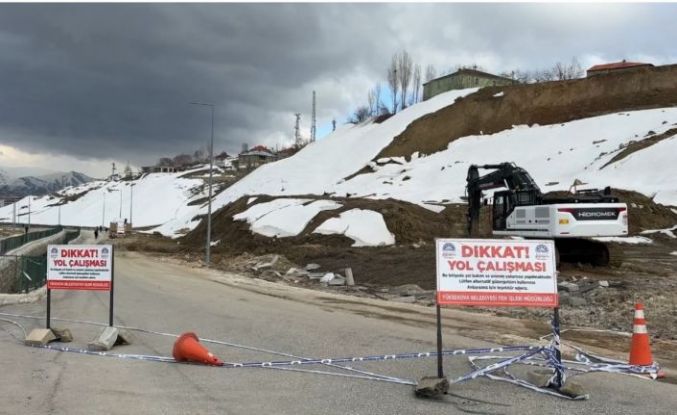 Yüksekova’da heyelan: Trafik 3 gündür tek şeritten sağlanıyor