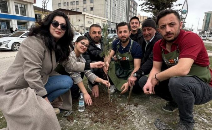 Yüksekovalı girişimci kadın çevreye dikkat çekmek için fidan dikti