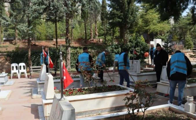 Yükümlülerden şehitliğe örnek davranış