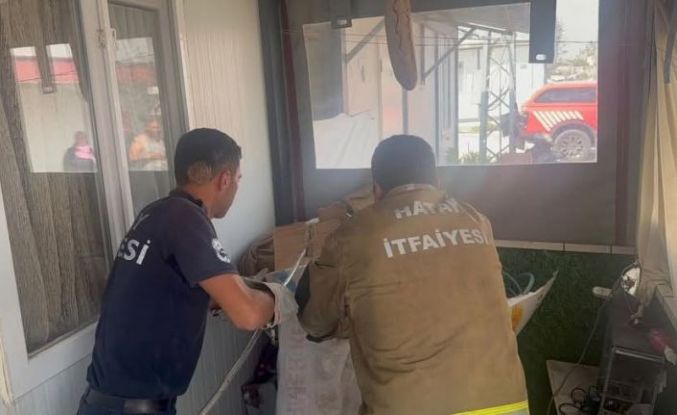 Antakya’da eve giren yılanı itfaiye yakaladı