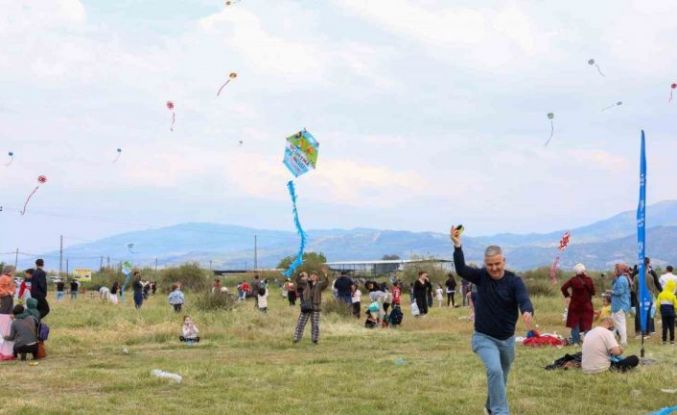 Aydın’da uçurtmalar gökyüzünü renklendirdi