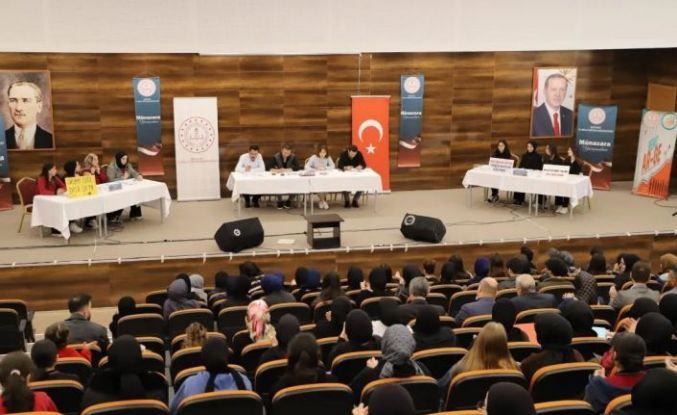 Bayburt’ta liseler arası münazara heyecanı