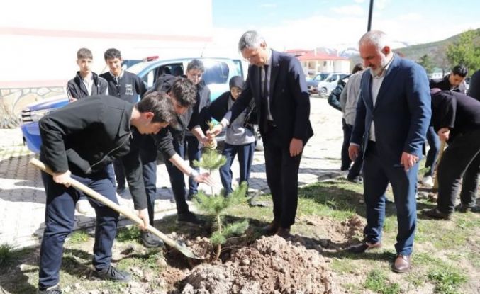 Bayburt’ta öğrenciler fidanları toprakla buluşturdu