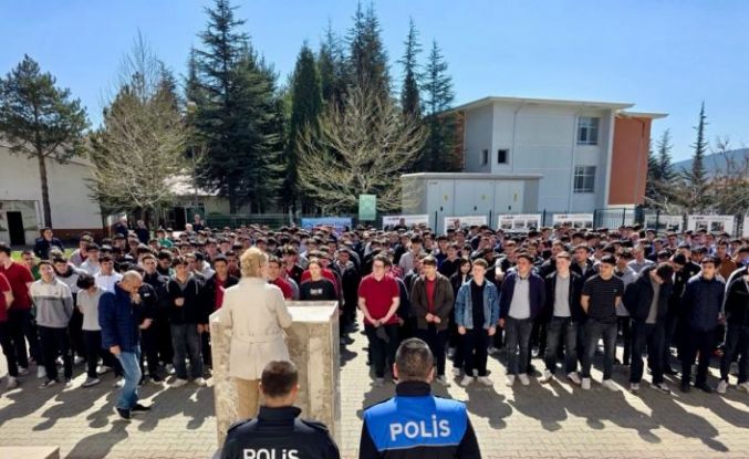Bilecik’te öğrencilere bilinçli sosyal medya ve güvenlik eğitimi
