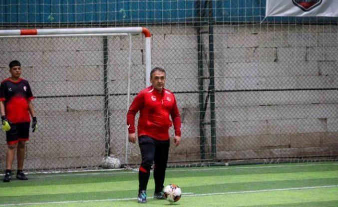 Böyle maç görülmedi, vali çocuklarla birlikte futbol oynadı