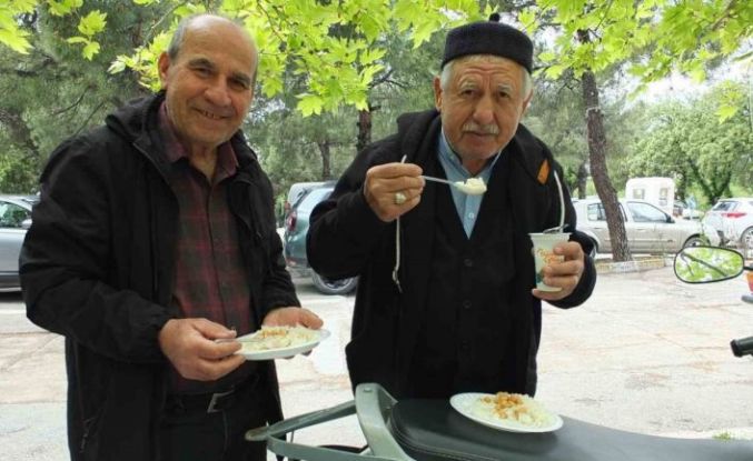 Burhaniye’de pilav hayırları devam ediyor