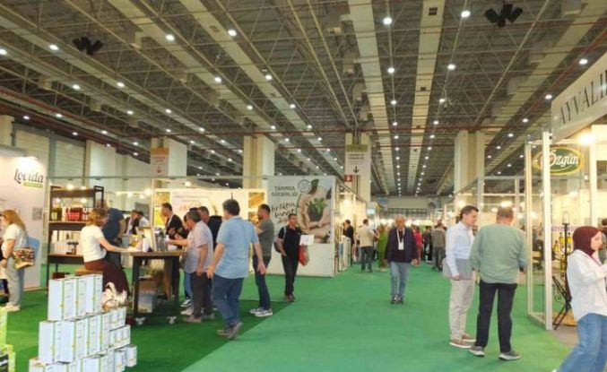 Burhaniyeli zeytinciler İzmir’de Olivtech fuarı açılışına katıldı