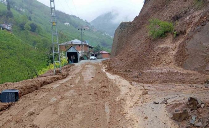 Büyükşehir, heyelanın kapattığı yolları yeniden ulaşıma açtı