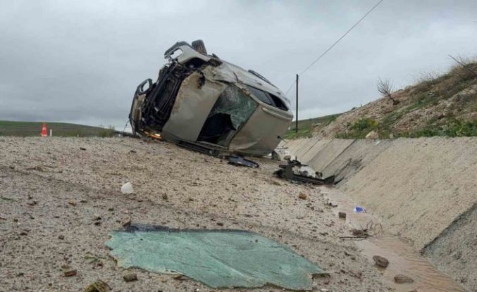 Devrilen otomobilde biri bebek 3 kişi yaralandı