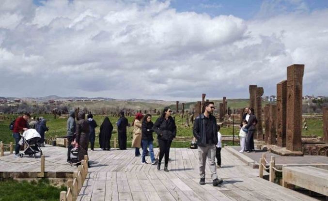 Dünyanın en büyük tarihi İslam mezarlığında ziyaretçi yoğunluğu başladı