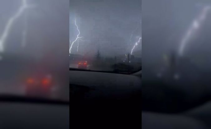 Elazığ’da yıldırımın düşme anı kamerada